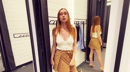 Чтобы не пялился на эскортниц, телка оновляет гардероб и сосет член в раздевалке