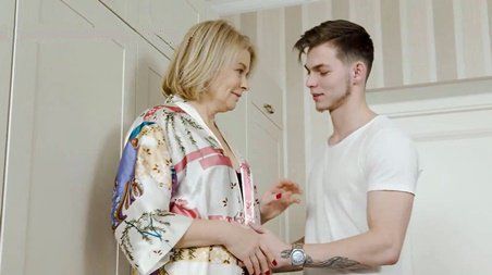 Зашел к зрелой соседке передать посылку и получить награду