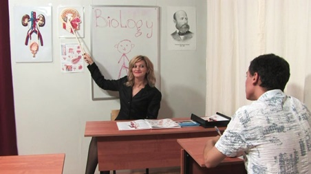 Биологичка показала на практике, как работает мужская секреция