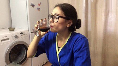 Пьяная мамка устроила на кухне сексуальные игры на раздевание