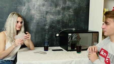 Проиграла брату в карты, пришлось расплачиваться натурой