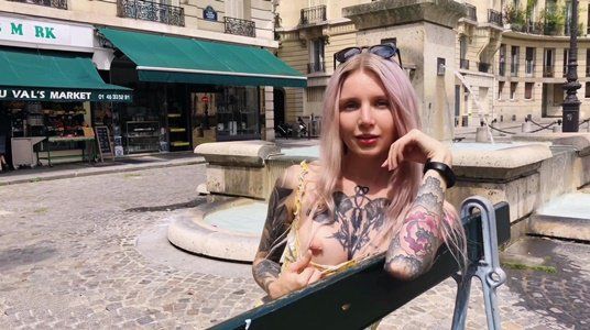 Показала сиську в публичном месте, тем самым тайно пригласив на минет