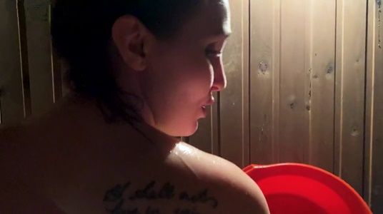 Потер маме спинку в бане после удачной рыбалки