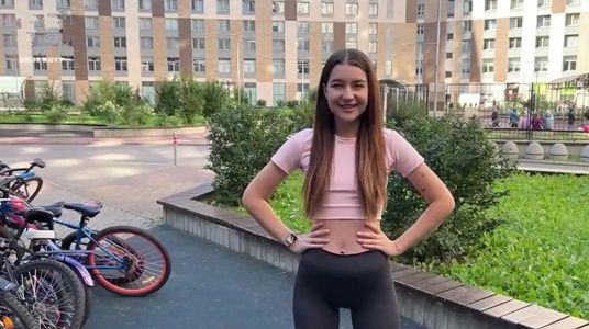 Подцепил красивую фитоняшку и пригласил в гости на палку чая