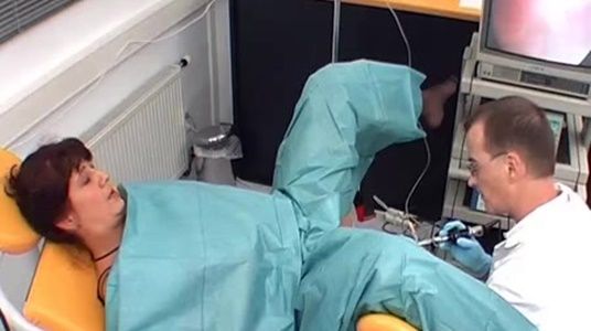 Милфа пришла на осмотр вареника к опытному гинекологу