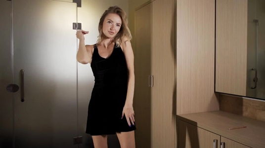 Блондинка танцует стриптиз, соблазняя формами