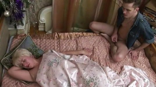 Дрочит на зрелую спящую мамку