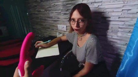 Брат шантажом трахнул сестру на кухне, когда нашел в её сумке вибратор