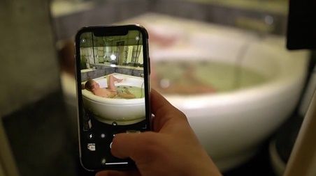 Застал милую сестренку за дрочкой в ванной и путем шантажа склонил к инцесту