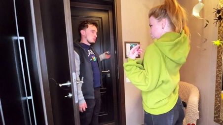 Пока Леха едет домой, кент жарит его жену как грязную шлюху