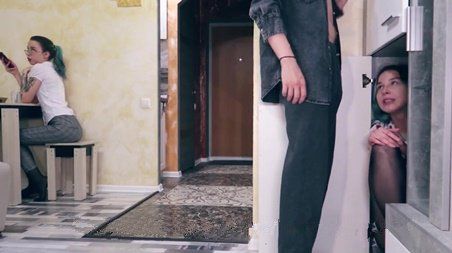 Пацан дал на рот сестре своей девушке, а затем и ей самой