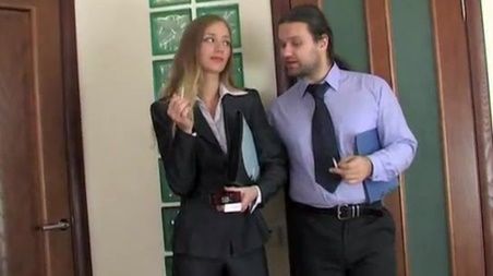 Коллеги занялись анальной еблей пока стояли под дверью генерального директора